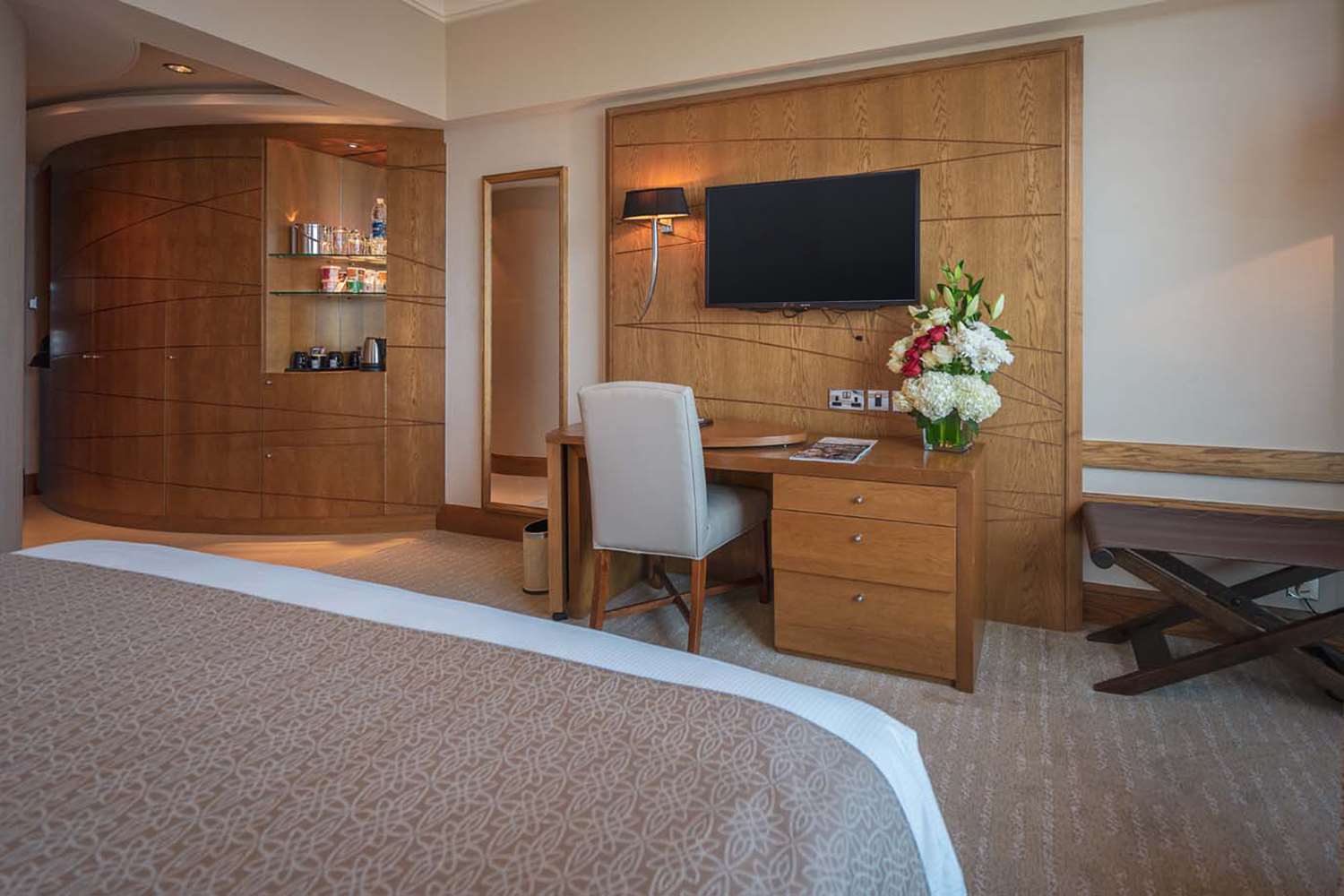 Gulf Executive Residence (within Gulf Hotel premises) 34/38