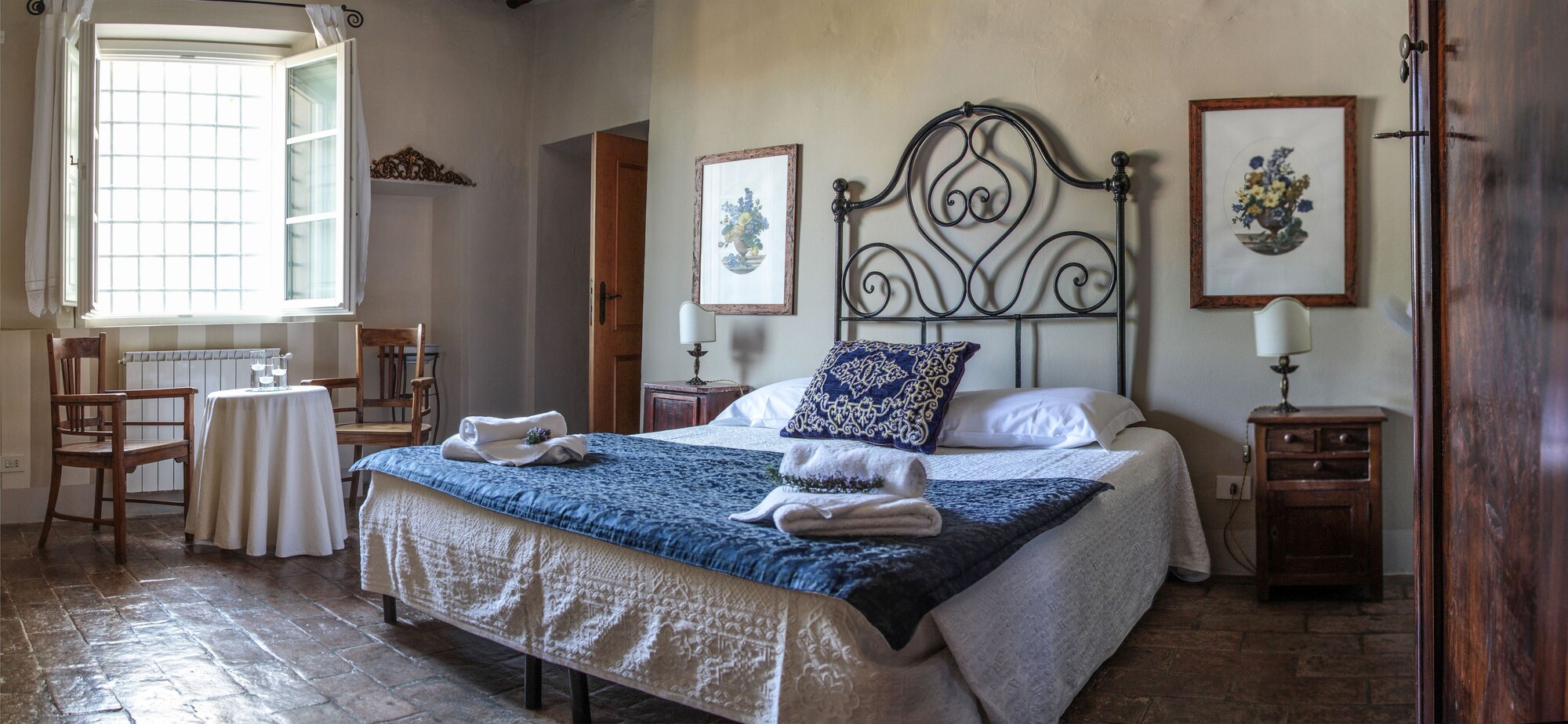 ROOM, DOUBLE BED