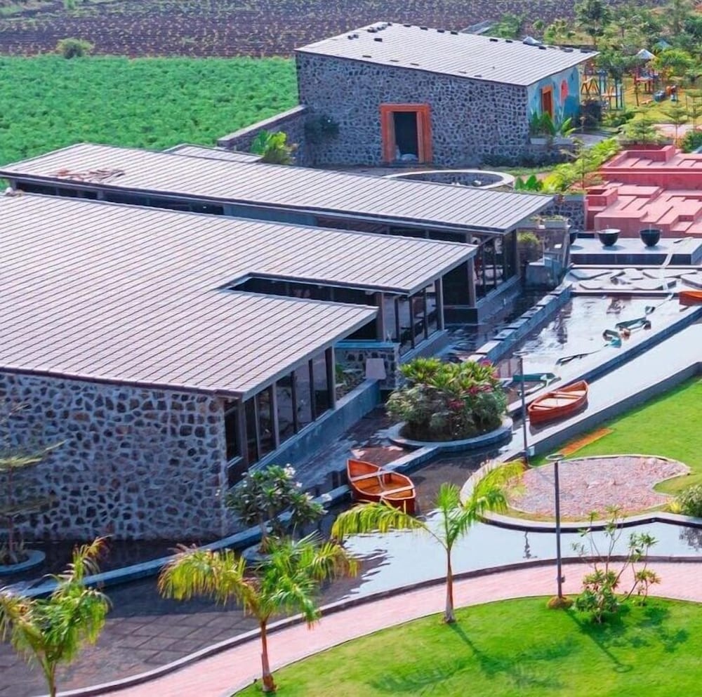 Basalt Paradise Resort And Spa 33/38