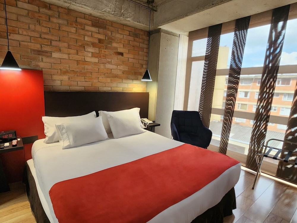 SUPERIOR, QUEEN BED