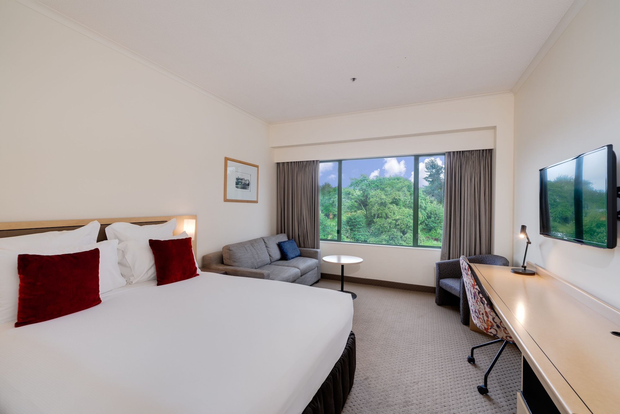JUNIOR SUITE, KING BED, LAKE VIEW