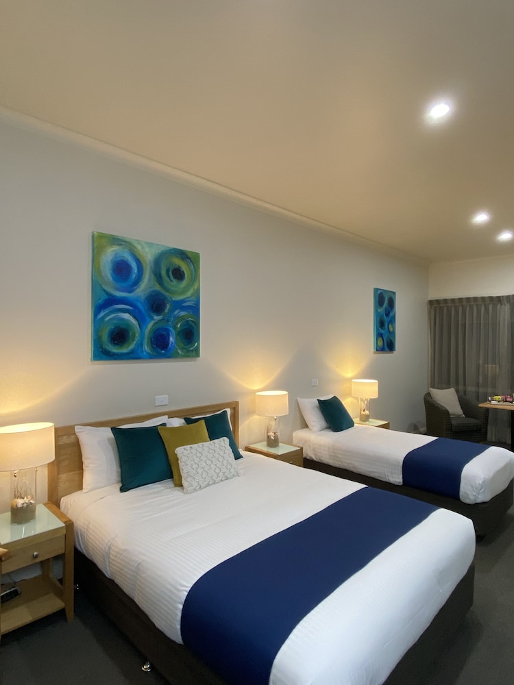 Coastal Waters Motor Inn 13/73