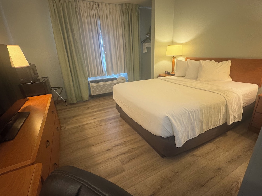 Room, Queen Bed, Wingate By Wyndham Sioux City 3/8