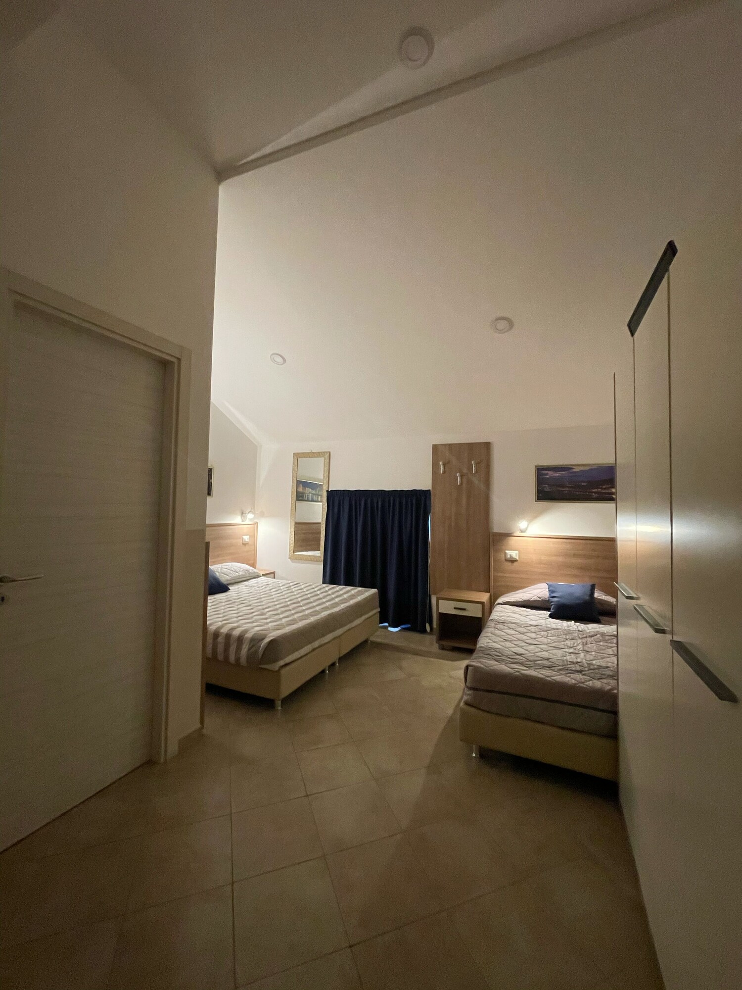 ROOM, TWIN BEDS