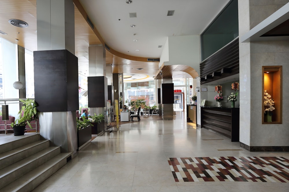Golden Crown Grand Hotel 5/50