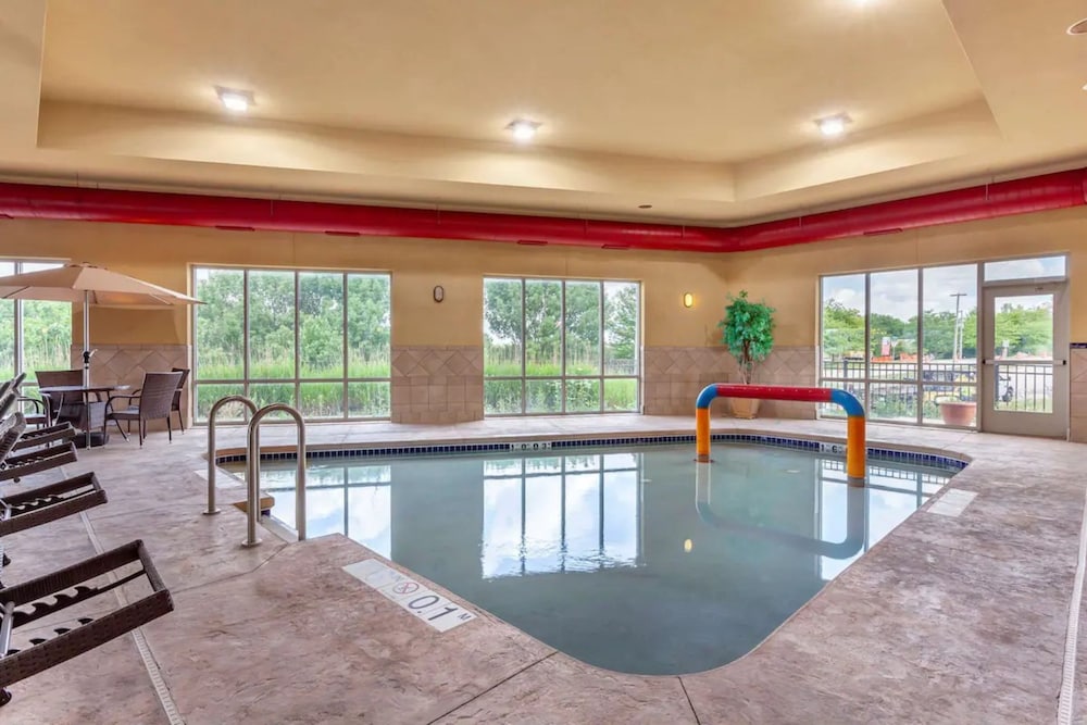 Holiday Inn Express And Suites Milwaukee Nw Park Place 34/79