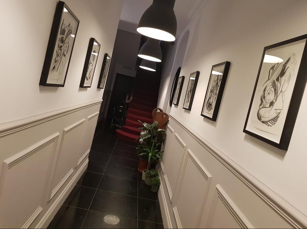 Exhibition Court Hotel 4 12/61