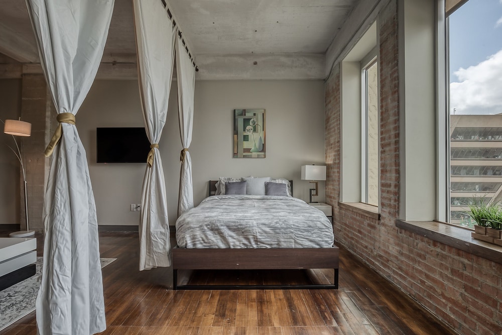 2 Bedrooms, Luxury, Apartment, King and Queen Bed, City View, Executive Level
