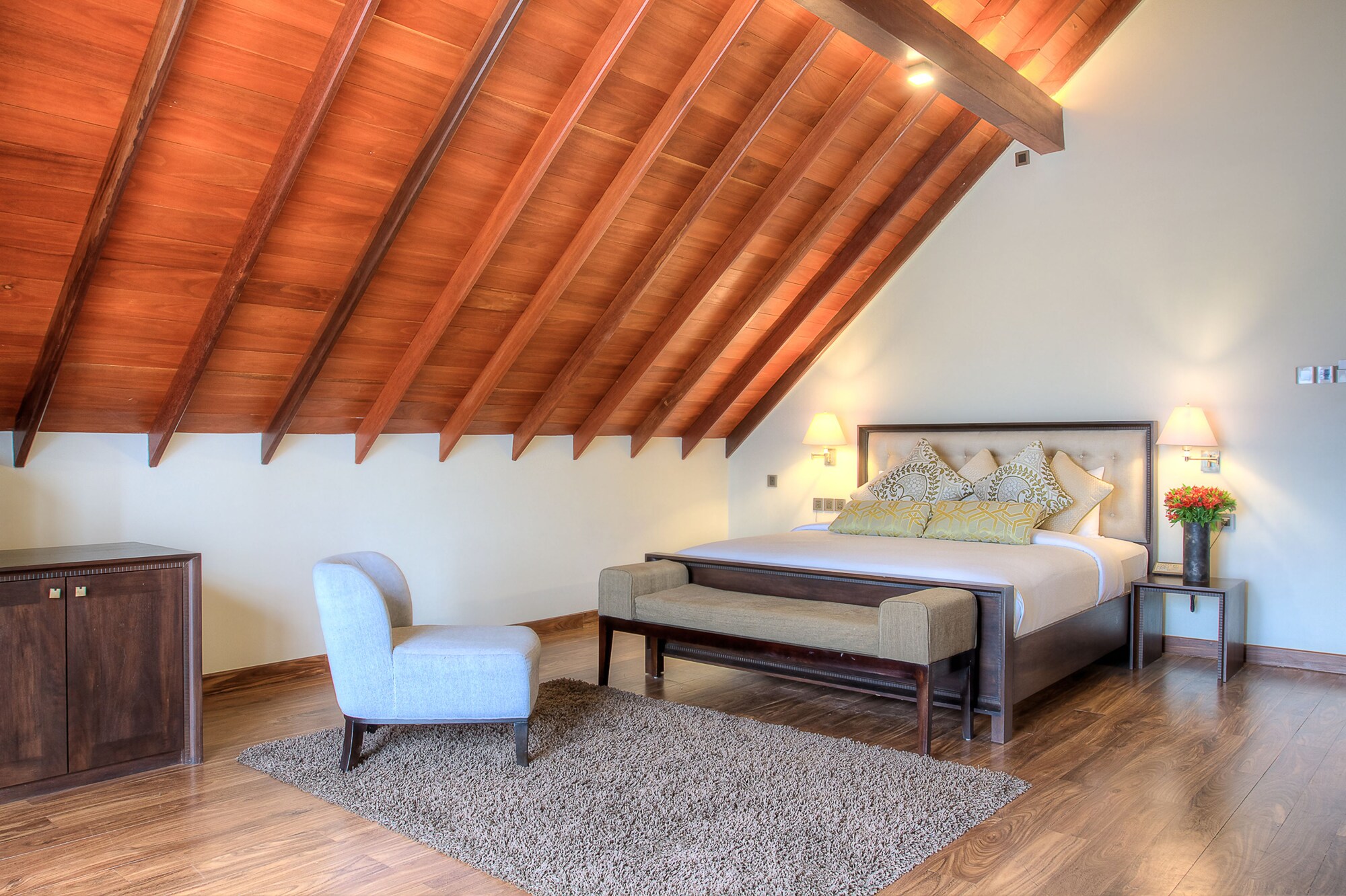 DELUXE, LAKE VIEW, ATTIC