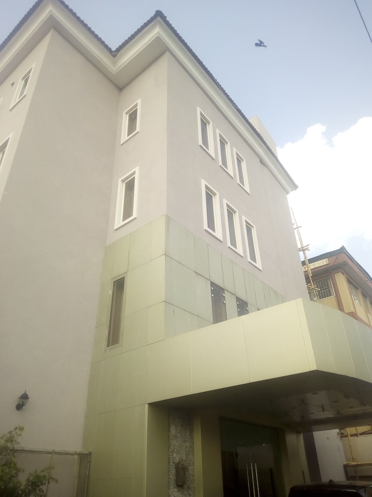 Oakspring Hotel &amp; Luxury Suites 6/50