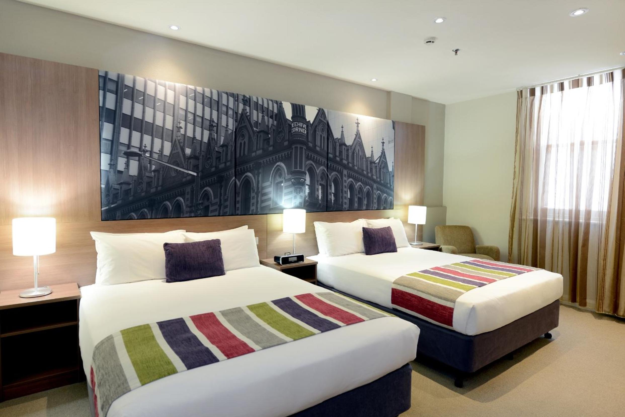 غرفة قياسية بسرير كينج وسريرين كوين