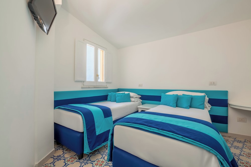 Deluxe, Quadruple, 4 Beds, Pool Side