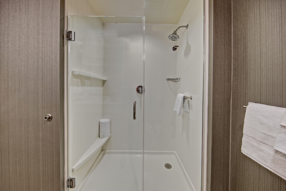 جناح جونيور بسرير كينج مع أريكة لذوي الإعاقة، COURTYARD WESTBURY LONG ISLAND 2/2