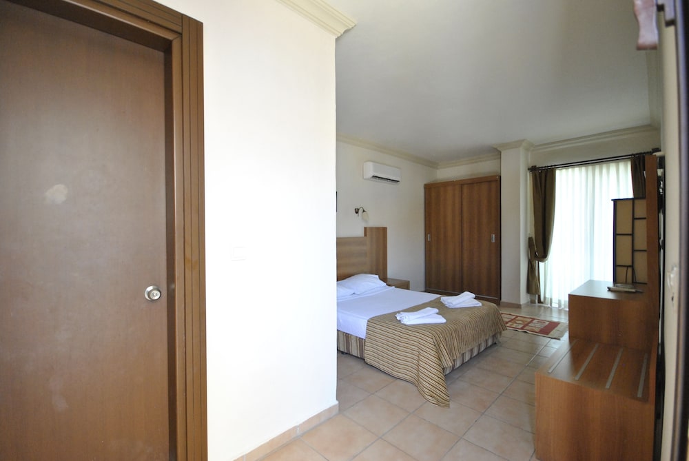 MOMS HOTEL 19/44