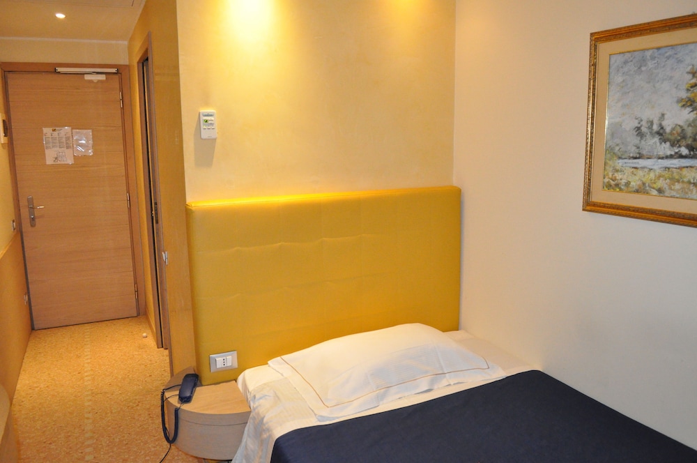 ROOM, SINGLE