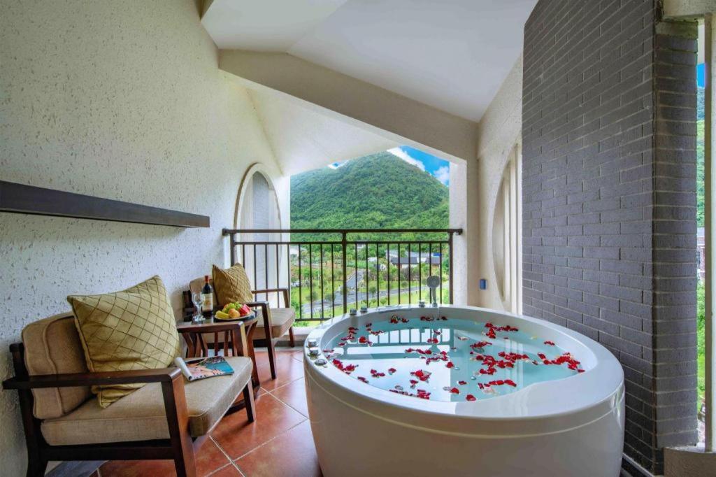 LN DongFang Hot Spring Resort 25/50