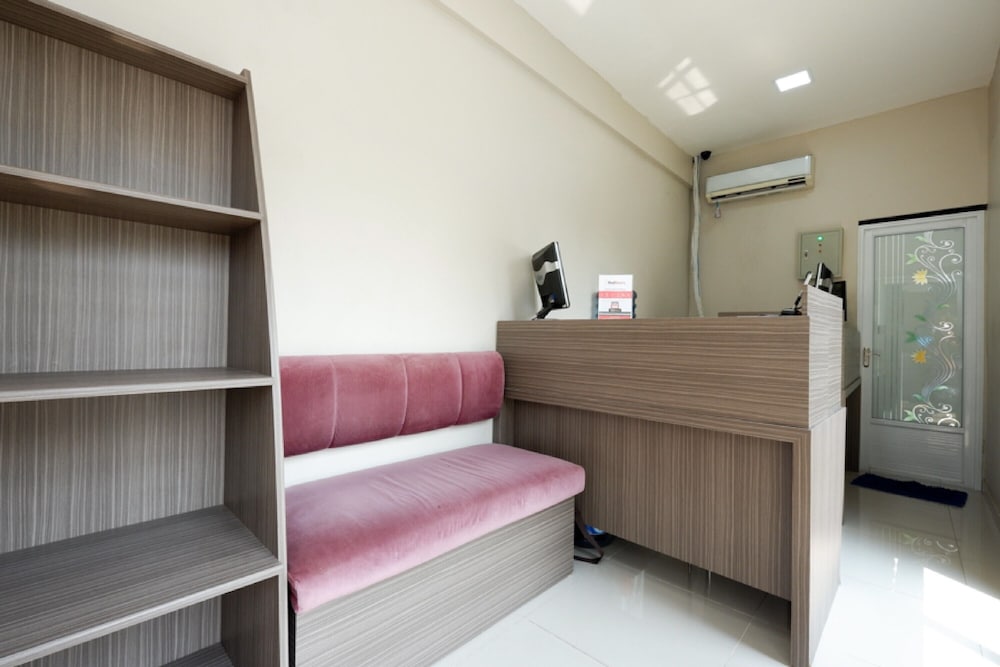 Reddoorz Plus Near Paragon Mall Semarang 4/33