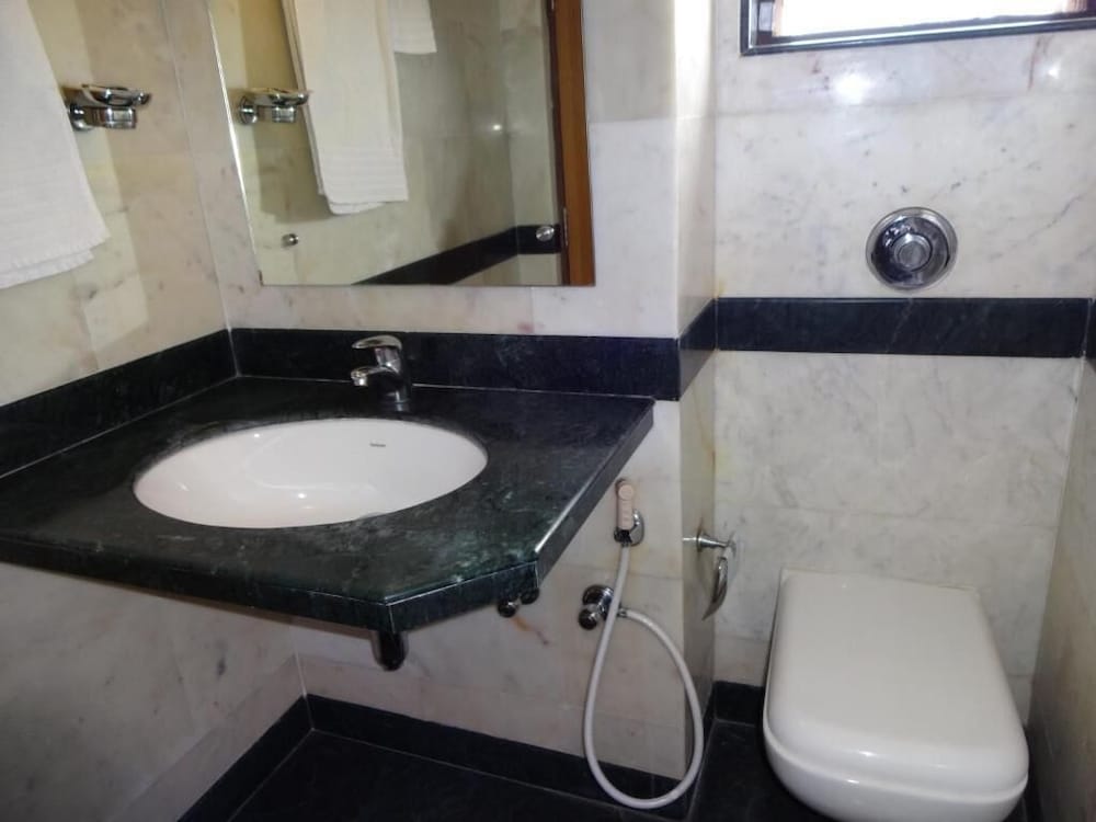 HOTEL NAHAR MANCHESTER INN 38/42