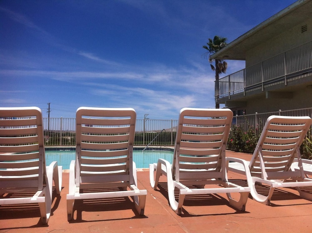 Hilltop Inn Suites 3/28
