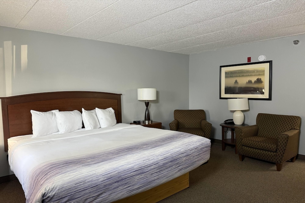 غرفة بسرير كوين لذوي الإعاقة، AmericInn by Wyndham Sioux Falls 2/3