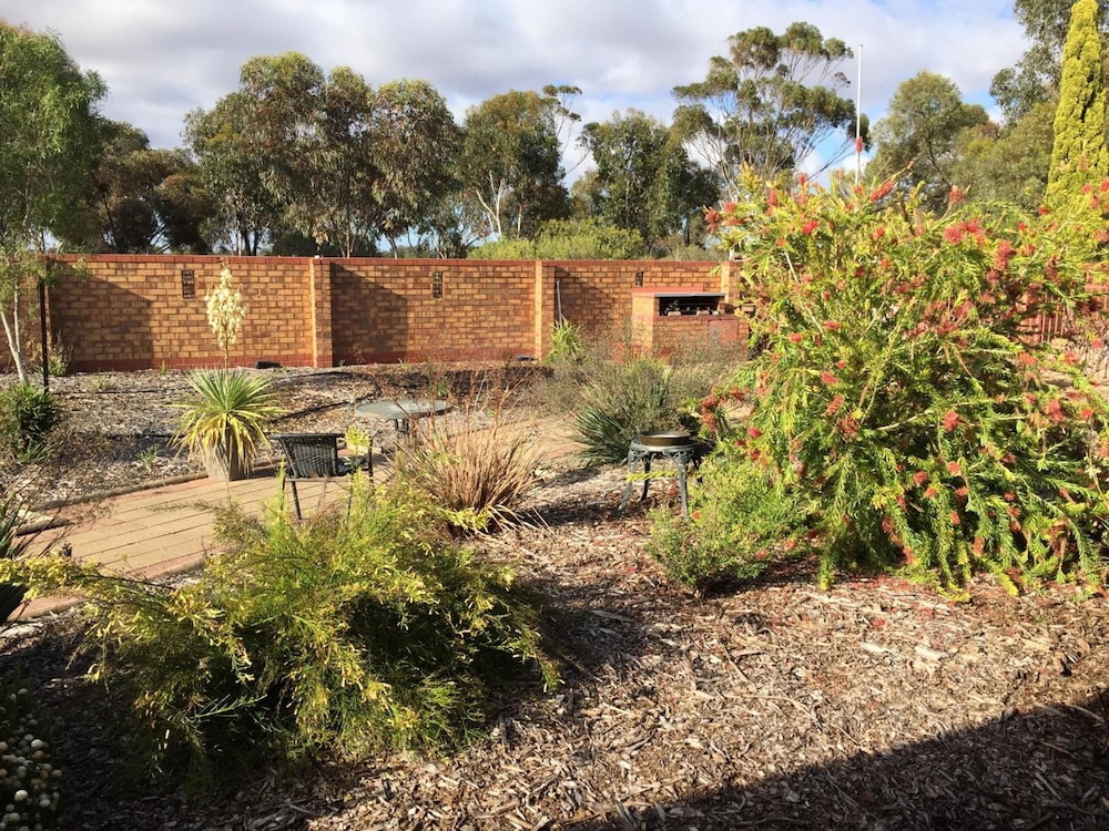 KADINA GATEWAY MOTOR INN 35/45