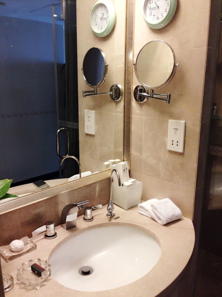 Poly Hotel Wuhan(Formely Poly White Rose Hotel) 28/31