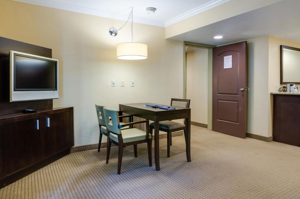Buena Park Grand Hotel and Suites 54/75
