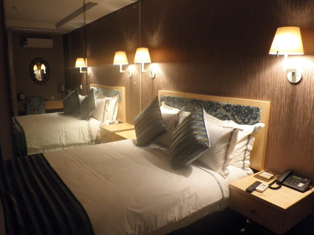 Aquarian Tide Hotel 24/44