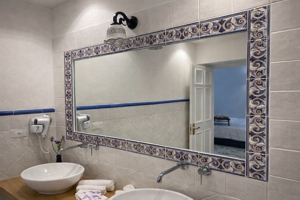 Suite, 1 Double and 3 Single Beds, Sea View, Patio، Villa Neptunus Ischia(Formerly Villa Pitti) 2/5