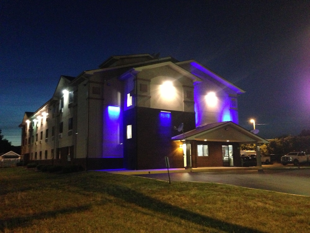 Super 8 By Wyndham New Castle 3/26