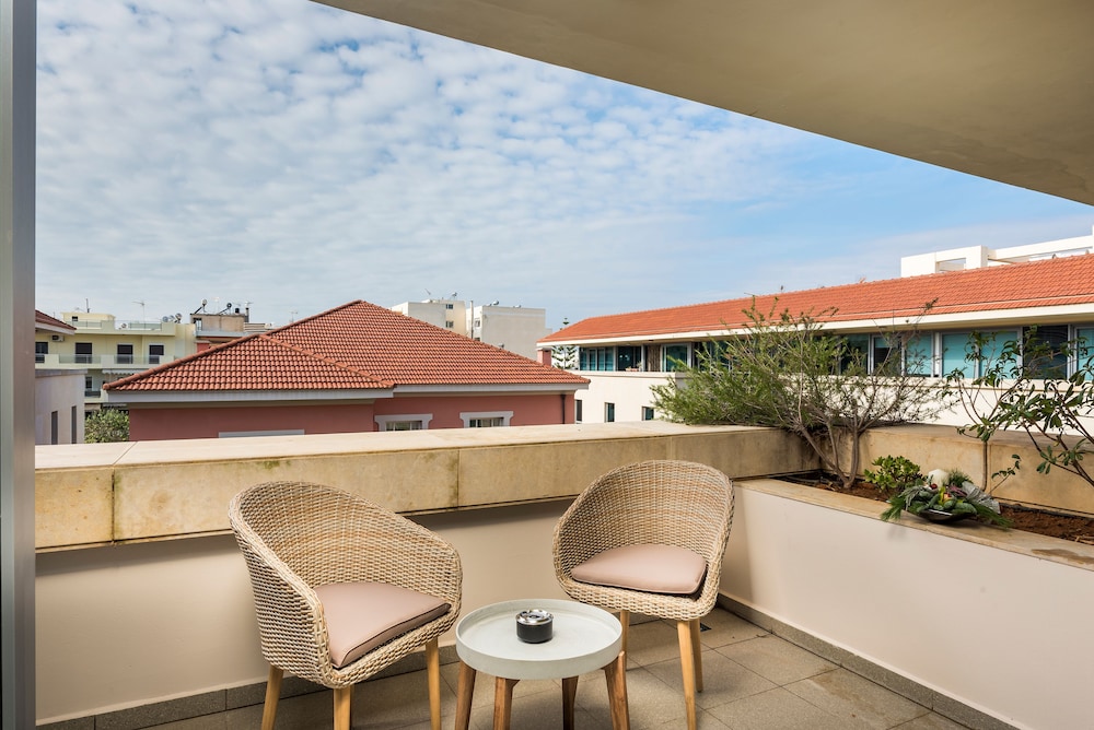 Trianon Luxury Apartments and Suites 62/74