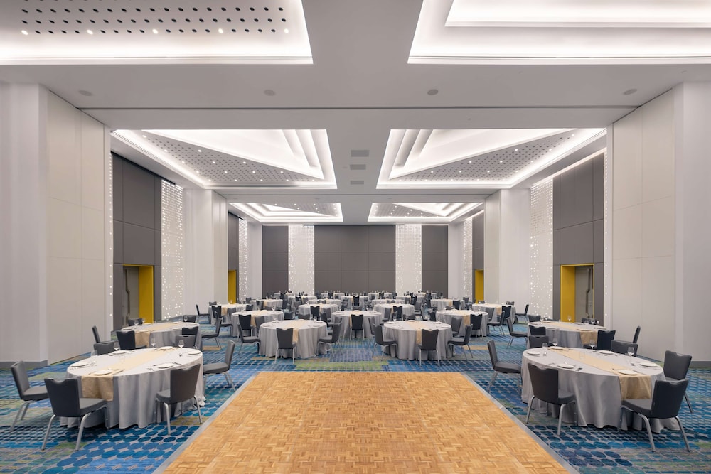 Radisson Red Dubai Silicon Oasis 40/50