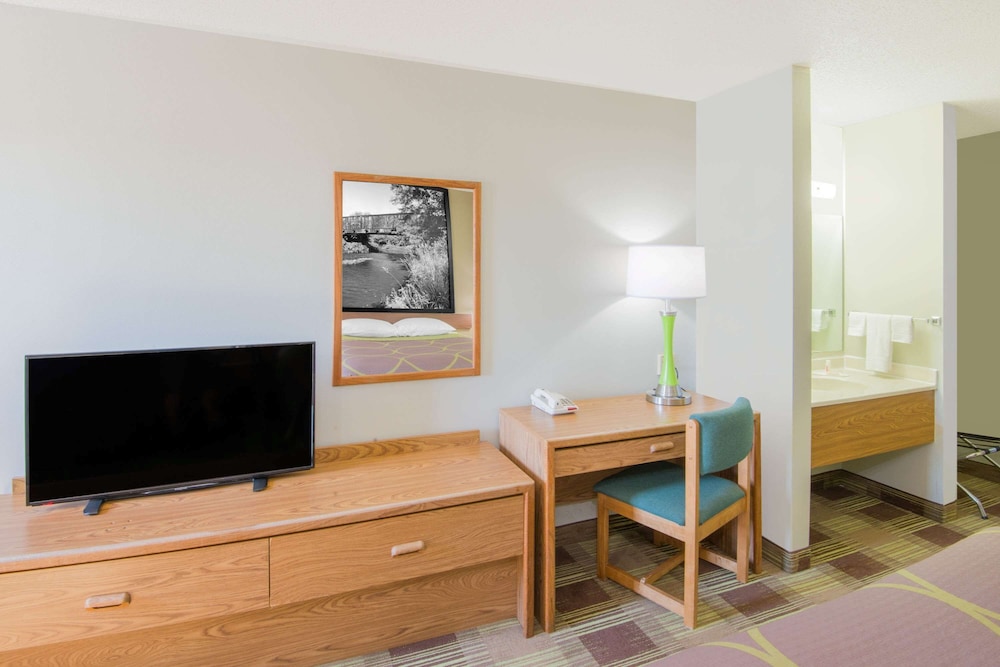 Super 8 by Wyndham Toledo 16/20