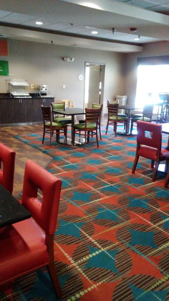 Holiday Inn Express and Suites - Junction City, Kansas 24/35