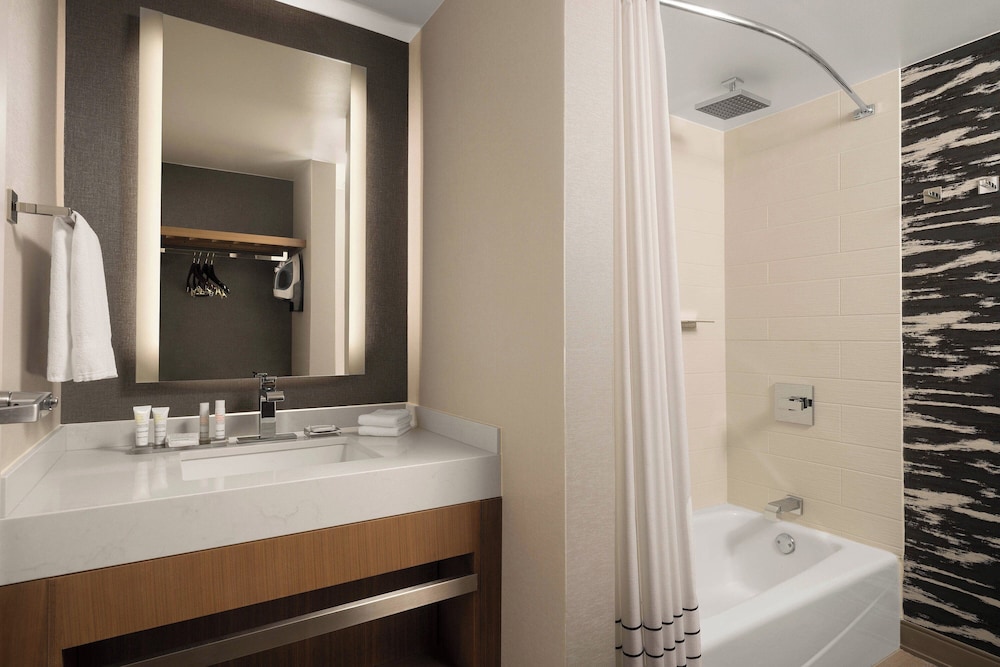 غرفة بسرير كينج مع أريكة، Fort Collins Marriott 9/10