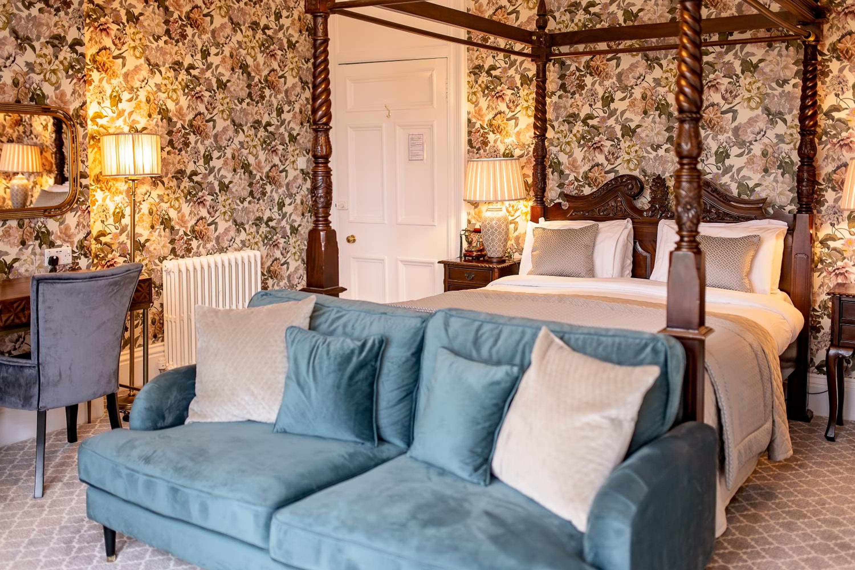 Glenesk Hotel 29/50