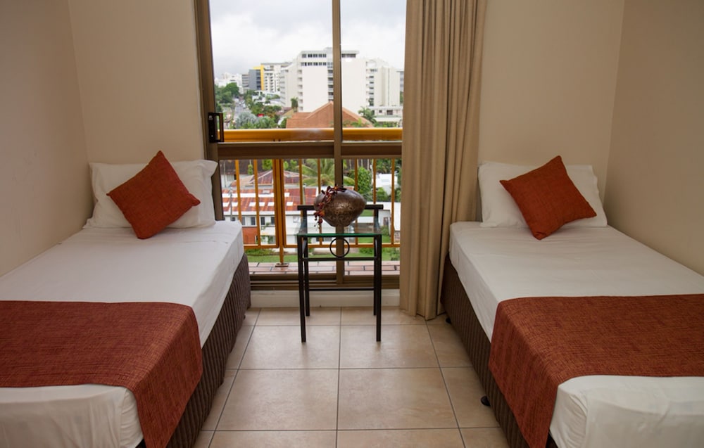 Coral Towers Holiday Suites 28/69