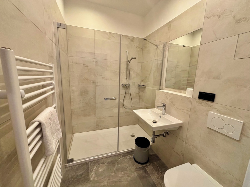 Lucia Hotel 45/46