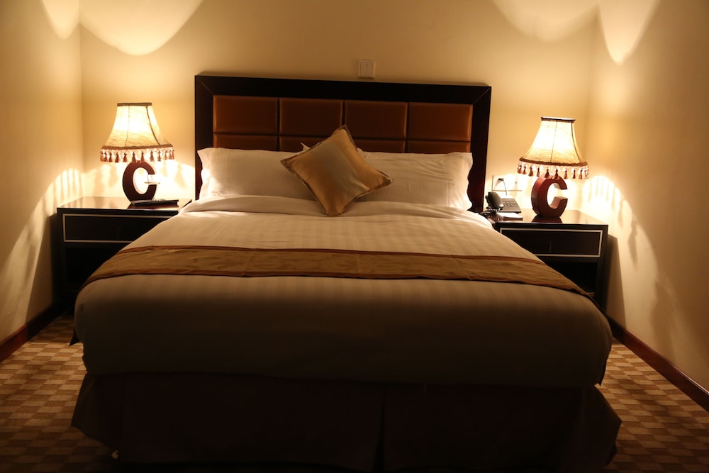 Caravan Hotel 8/47