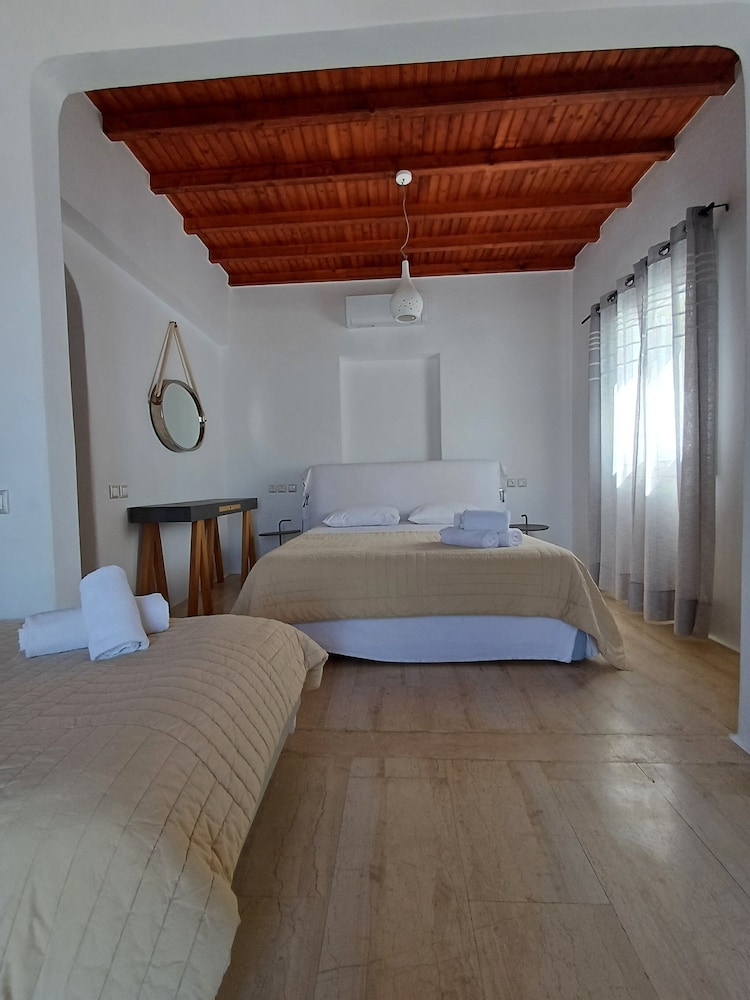 Manos Rooms 12/50