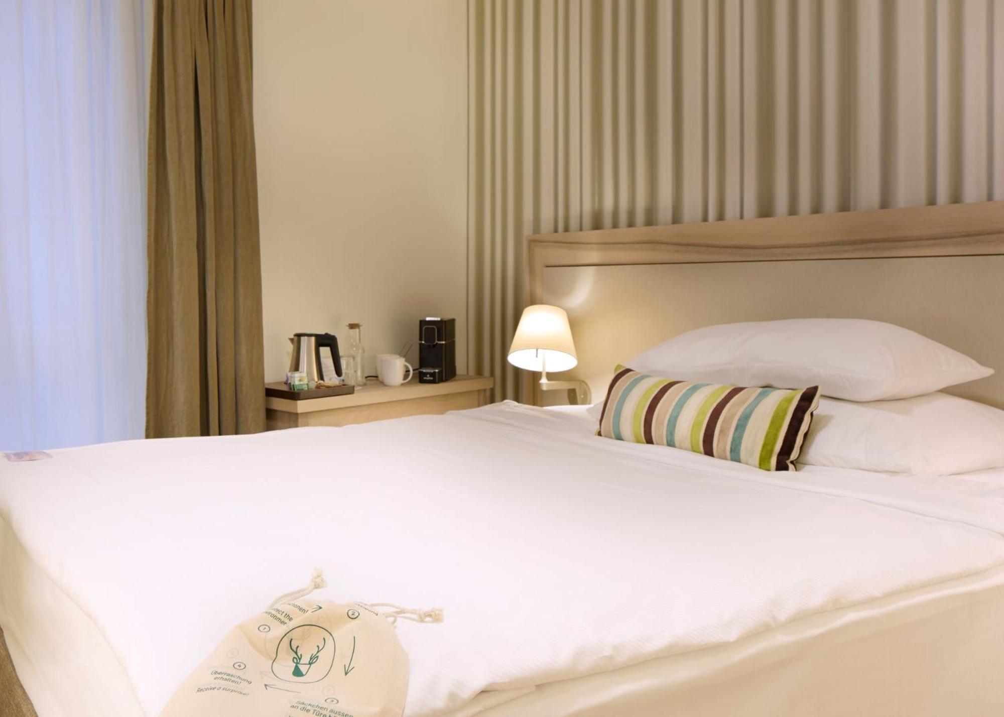 Courtyard, Superior, Queen Bed
