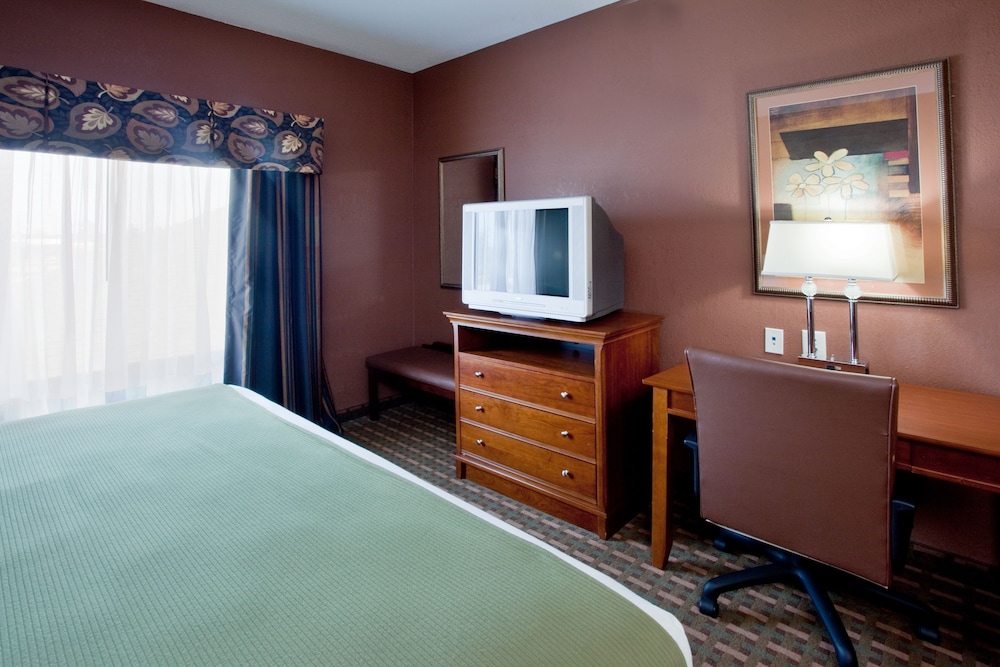 Holiday Inn Express Hotel & Suites Suffolk 12/41