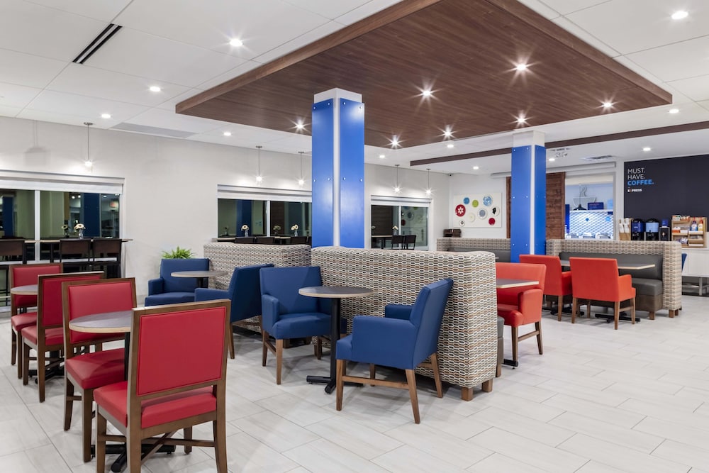 Holiday Inn Express & Suites Madison 41/59