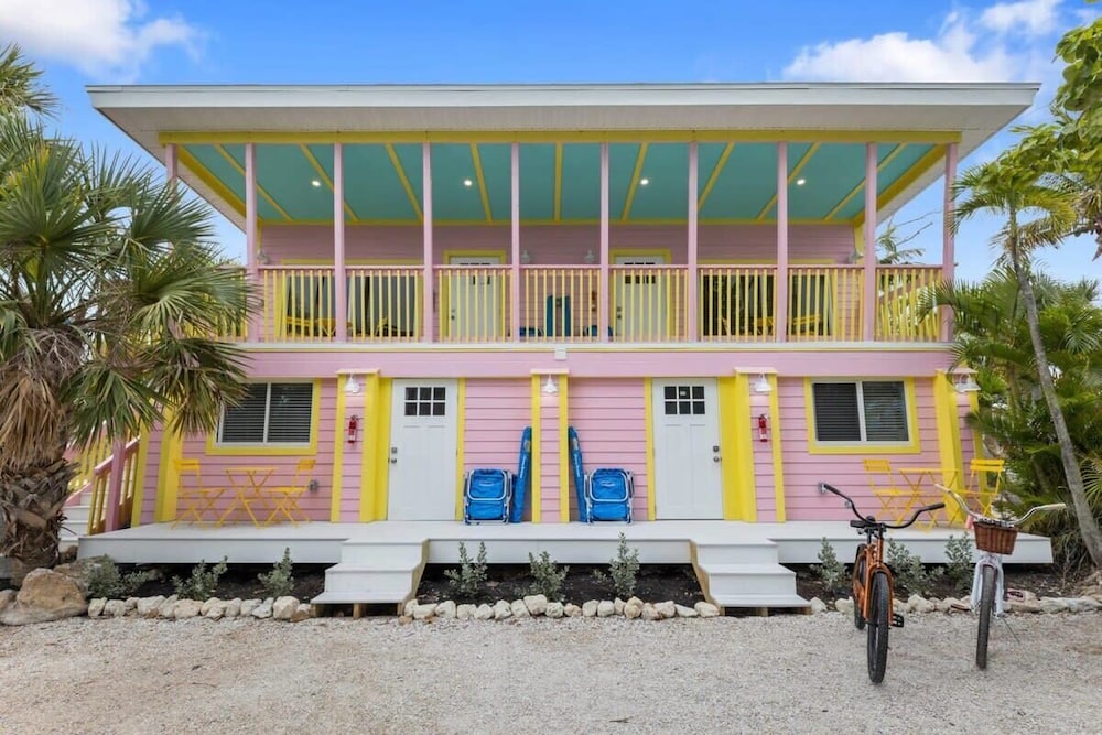 THE Palmview AND Sandpiper Inns 4/64