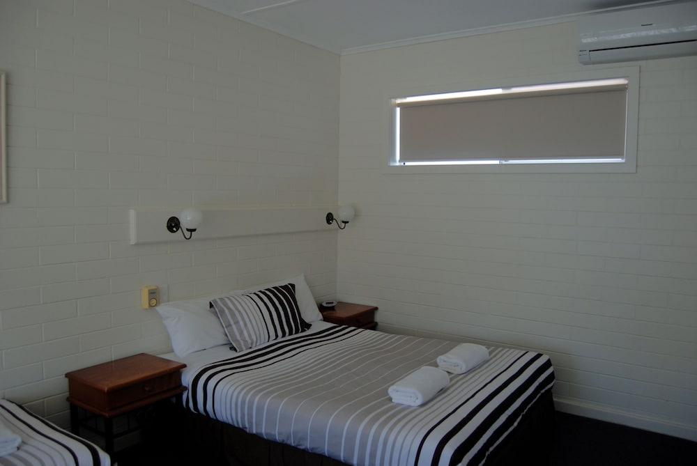 GUICHEN BAY MOTEL 11/54