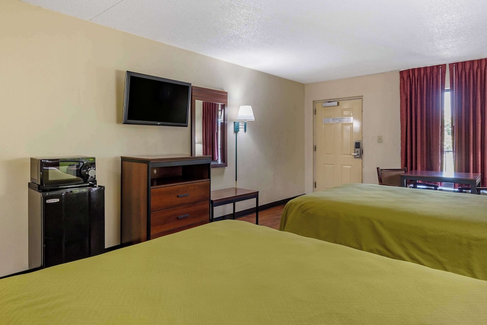 غرفة قياسية بسريرين كوين، Econo Lodge Fayetteville, NC 2/3