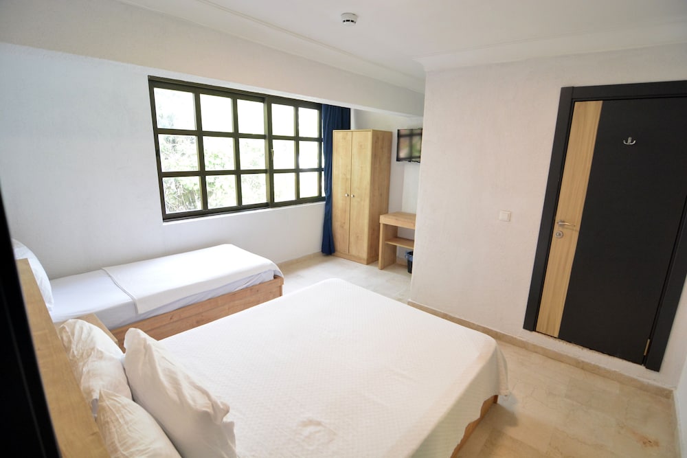 Ados Hotel 20/56