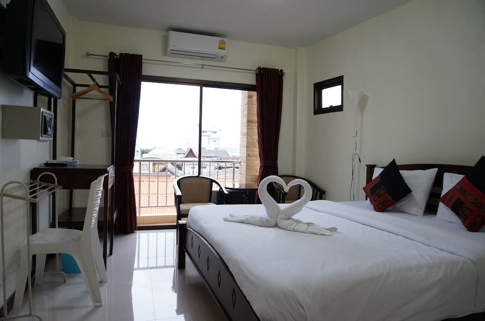 DELUXE, DOUBLE BED, PARTIAL OCEAN VIEW