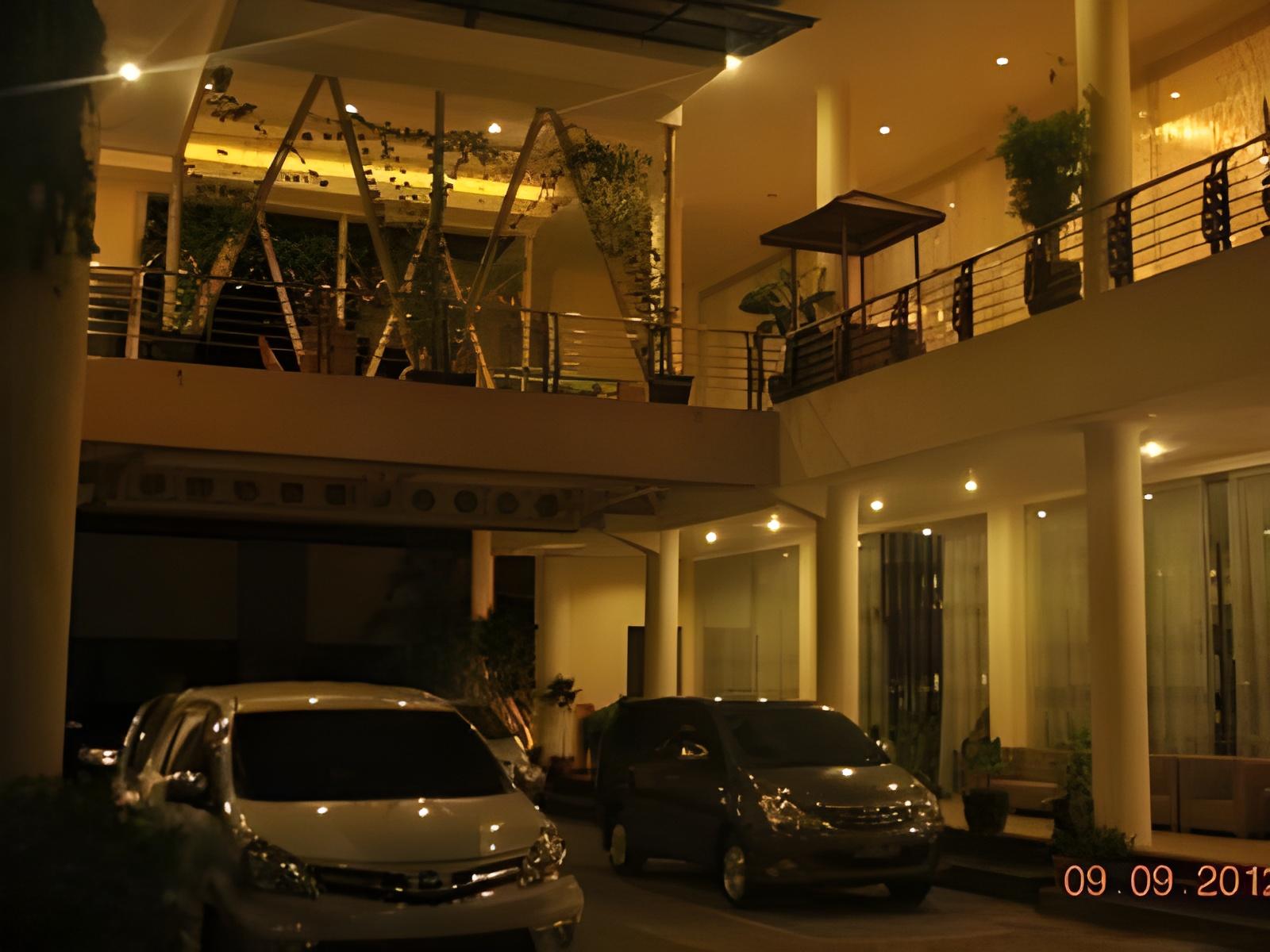 Grand Mansion Hotel 4/32