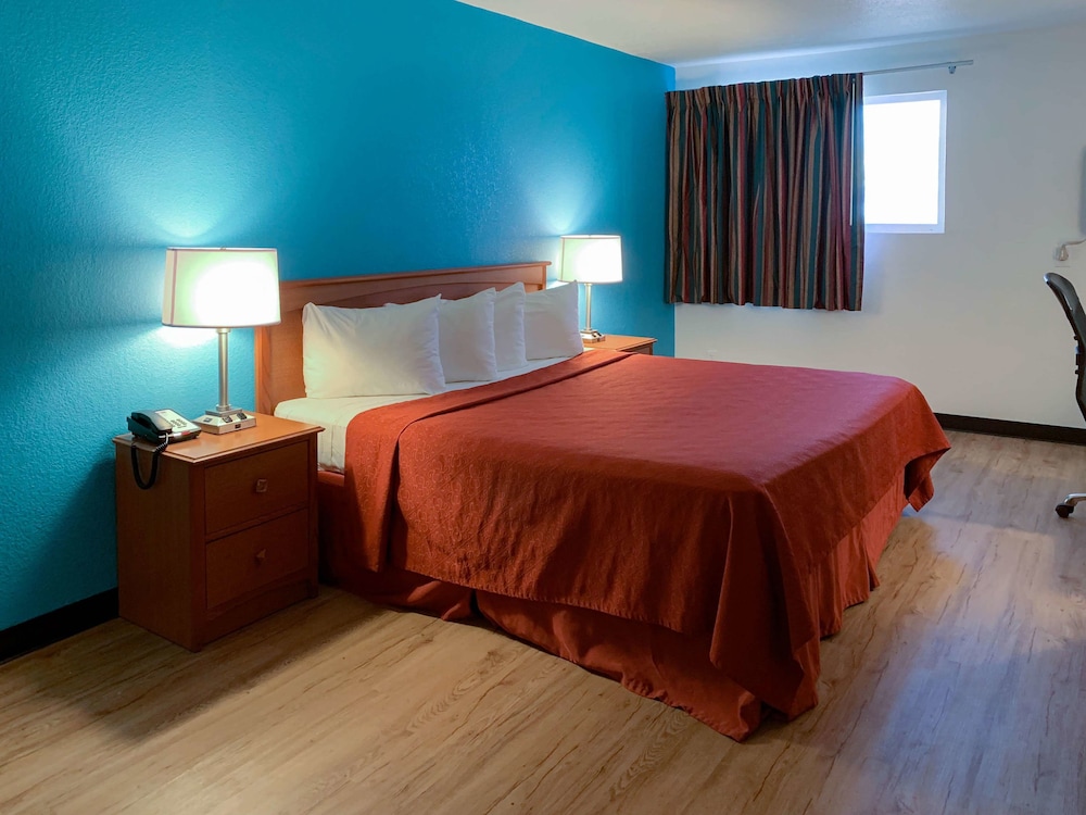 Spark by Hilton Lincoln Airport 17/27
